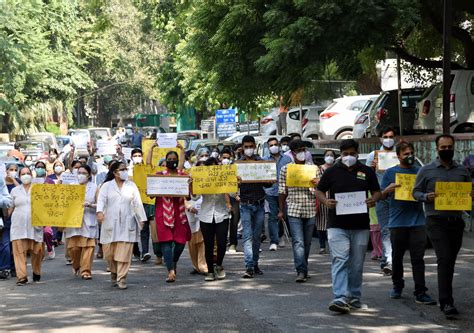 Nurses Protest: काम से कभी ना किया इंकार, हमारा वेतन दे दो सरकार