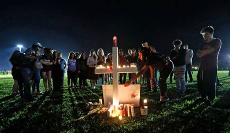 Thousands mourn victims of Florida school shooting