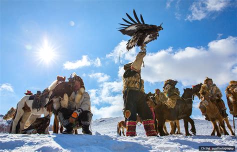 Águila volando hacia un jinete en la estepa nevada.