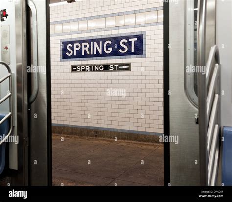 Open Subway Doors Stock Photos & Open Subway Doors Stock Images - Alamy
