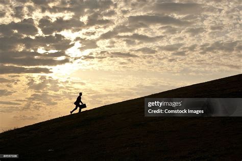 Business People Walking Up Mountain 的图像结果
