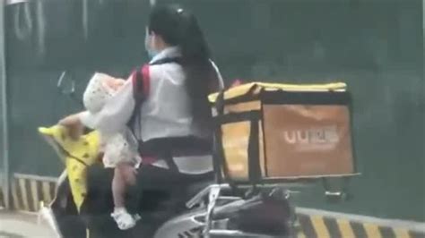 郑州女跑腿员带4个月宝宝送单_凤凰网视频_凤凰网