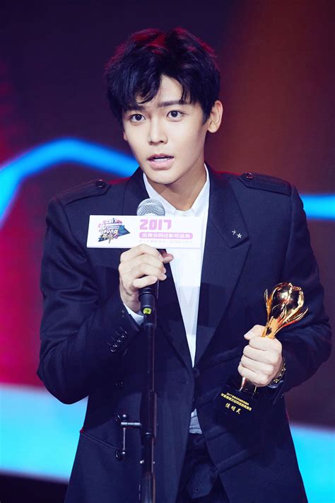 侯明昊亮相颁奖盛典 获年度最受欢迎男演员