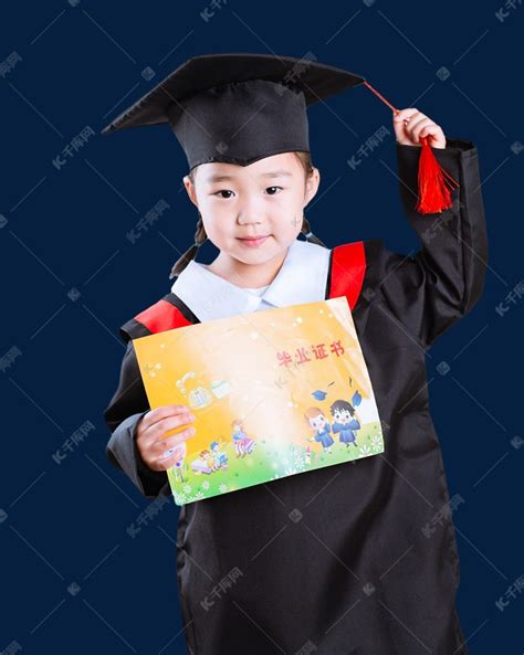 证书背景-证书摄影图片-毕业季手拿毕业证的大学生图片-摄图网