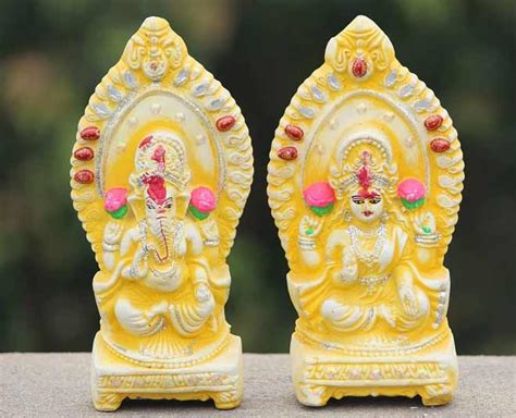 You Should Avoid These Idols Of Goddess Lakshmi For Prosperity In Hindi ...