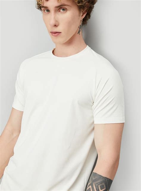 Buy Men Solid Slim Fit Sports T-shirt Online at just Rs. 499.0 ...