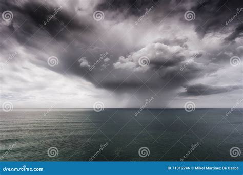 雨和风雨如磐的云彩在海 库存照片. 图片 包括有 海景, 暴雨, 大量, 海运, 云彩, 黑暗, 积雨云 - 71312246