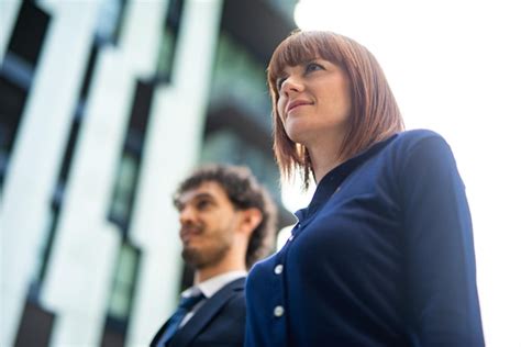 Business Person Walking 的图像结果