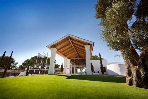 https://lecoingolf.fr/wp-content/uploads/2020/01/Aloha-Golf-Club-Marbella-Espagne-Restaurant-Club-house-.jpg