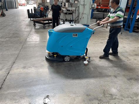 工厂使用工业洗地机来清洗车间地板卫生效果更好