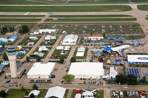 Midair Collision at Oshkosh, Wis., Airport Kills 2 - The New York Times