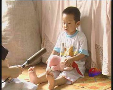 六岁男孩被父母抛弃 与奶奶捡破烂为生(组图)-搜狐新闻中心