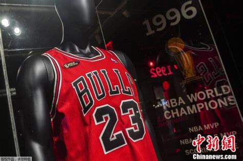 NBA球星乔丹1998年总决赛球衣拍出1009万美元(图)_东方体育