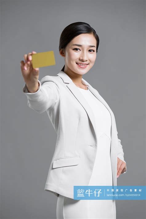 快乐的商务女士拿着银行卡-蓝牛仔影像-中国原创广告影像素材