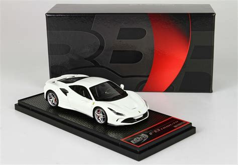 Ferrari F8 Tributo - Avus White / Silver wheels im Maßstab 1:43 von BBR ...