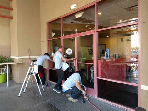 Storefront Window Installation 的图像结果