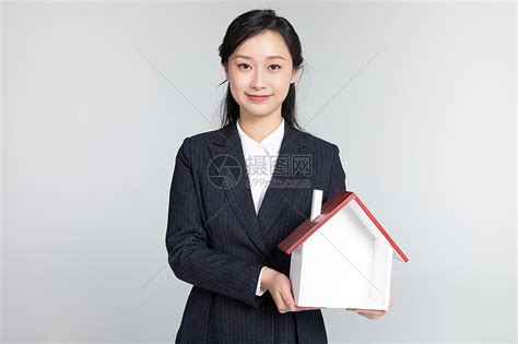 夫妻在房地产中介公司签订房产贷款合同高清摄影大图-千库网
