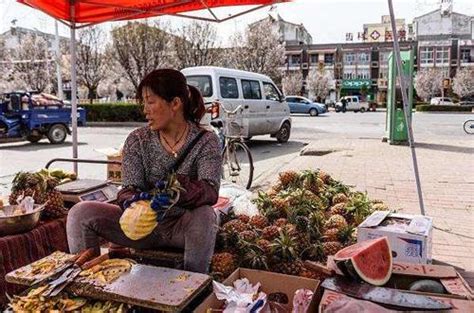 广东东莞一女子摆摊卖水果，被顾客发现女子使用的是9两秤……|顾客|摆摊_新浪新闻