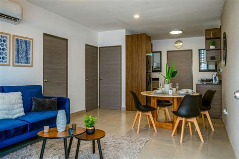 abanicar in Spanish: Meaning, Usage and Examples | SpanishStep