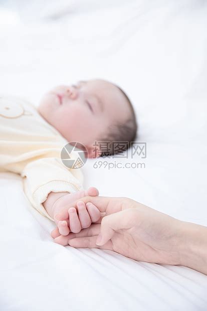 婴儿睡觉抓着妈妈的手高清图片下载-正版图片501576945-摄图网