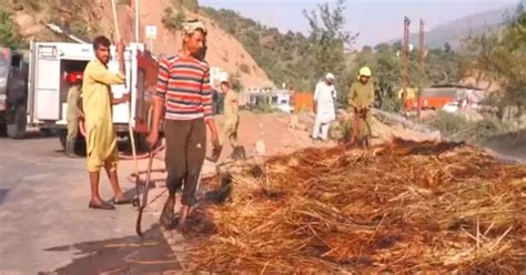 Fire and Emergency Dept averts fire near Jammu-Srinagar NH in Udhampur