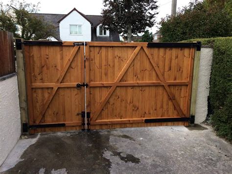 Rear view of 3/4 split driveway gate. Fitted using adjustable 24" gate ...