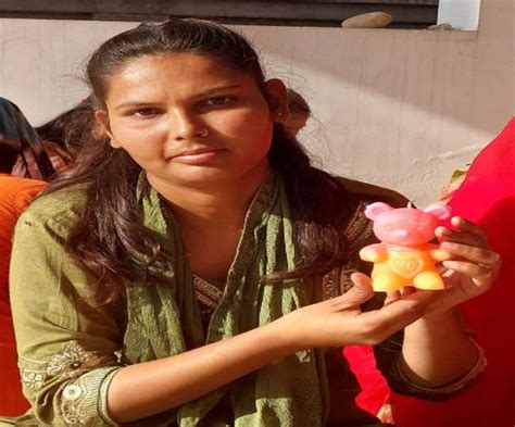 मोमबत्तियां बनाकर महिला सशक्तीकरण का उजियारा कर रहीं खड्ड की महिलाएं ...