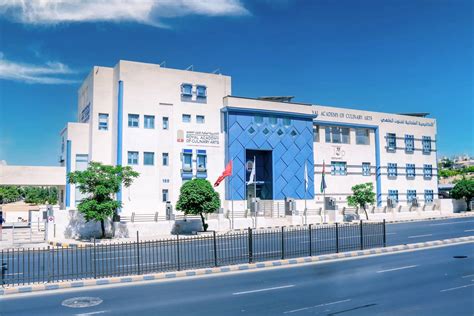 What is a Front Desk Associate in a hotel? Skills, training & tips