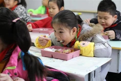 郑州各区中小学午餐配餐已全面启动，你们学校哪天开始！_供餐
