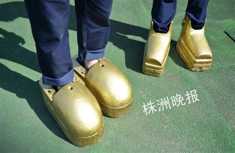 株洲65岁老人穿300公斤的铁鞋 行走轻松自如！_其它_长沙社区通