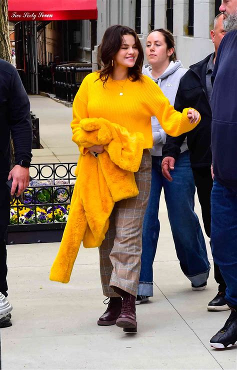 Gaby Espino posa en sensual vestido asimétrico negro en México