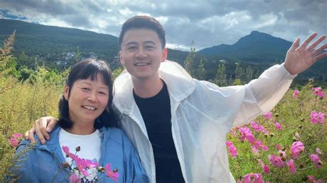 90后小伙带患癌妈妈“唱游中国”：我看到了妈妈的另一面_汪明辉_旅行_开心