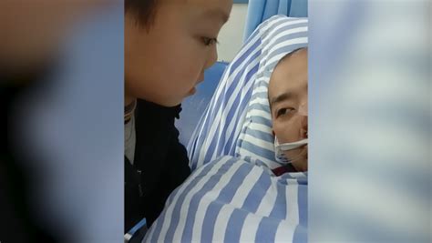 8岁男孩每日去医院呼唤昏迷父亲：爸爸我想你了，你快好起来_凤凰网视频_凤凰网