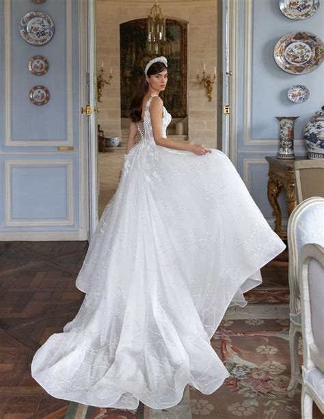 Princess cut wedding dress with straps and heart neckline | INVITADISIMA