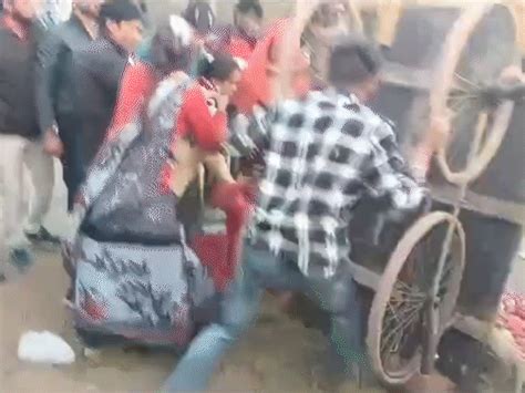 Woman employee slapped by vegetable vendors in Bhopal
