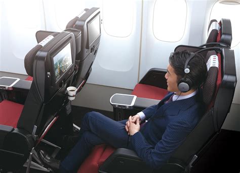 Eight-Abreast: A Look At Japan Airlines' Trend-Defying Boeing 787 ...