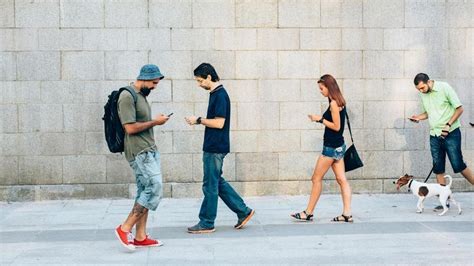 Texting While Walking Accidents 的图像结果