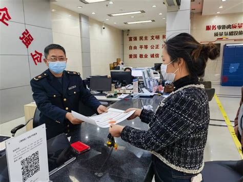安徽泗县颁发首张直接变更经营者的个体工商户营业执照-新华丝路