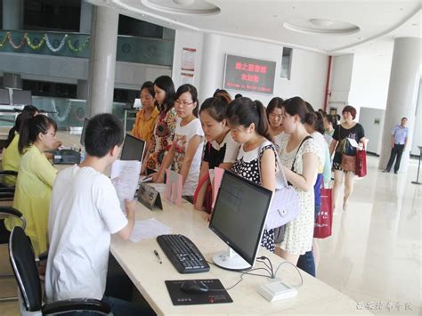 校领导一行走访2023届毕业生毕业手续办理现场-电科新闻-湖南电子科技职业学院