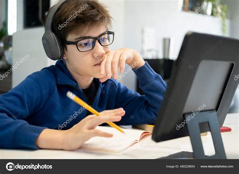 Boy Using Computer 的图像结果