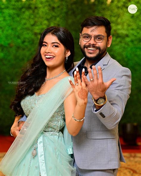 120+ Phenomenal Ideas for How to Pose Perfectly for Engagement Photos