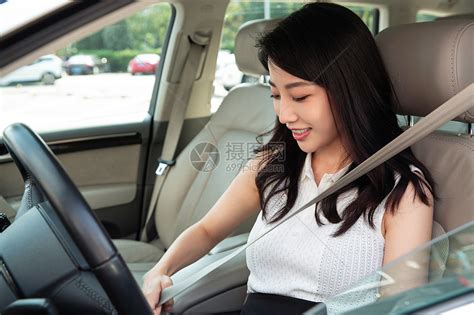 开车的女人高清摄影大图-千库网
