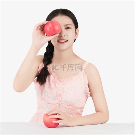 一个小女孩手里拿着苹果笑着在白色背景上高清图片下载-正版图片504255761-摄图网