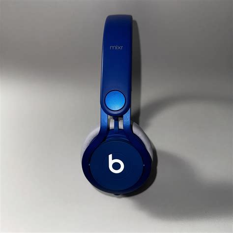 Beats by Dr. Dre Mixr - Ear Headphones - Blue - Good Condition for Sale in Lynnwood, WA - OfferUp