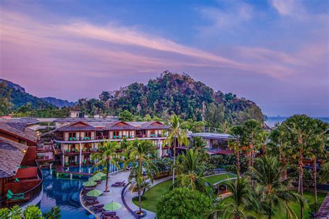 https://static.333travel.nl/web-images/06/2019/5d00f5400a8f1/thailand-krabi-holiday-inn-resort-krabi-ao-nang-beach-overview-1.jpeg