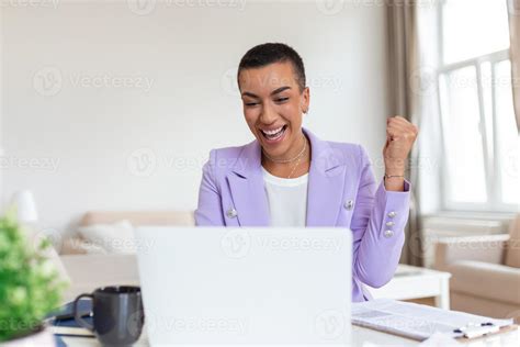 Happy Lady Using Computer 的图像结果