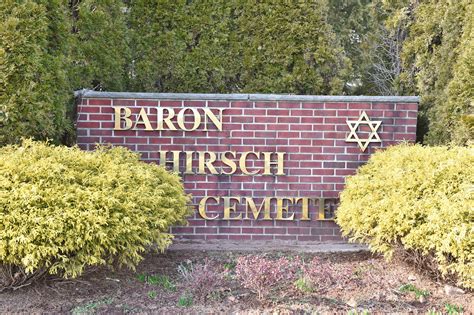 Mom killed by falling headstone in Staten Island cemetery