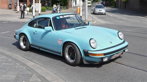 Könnte auch schon ein Oldtimer sein: der klassische Porsche 911 mit ...