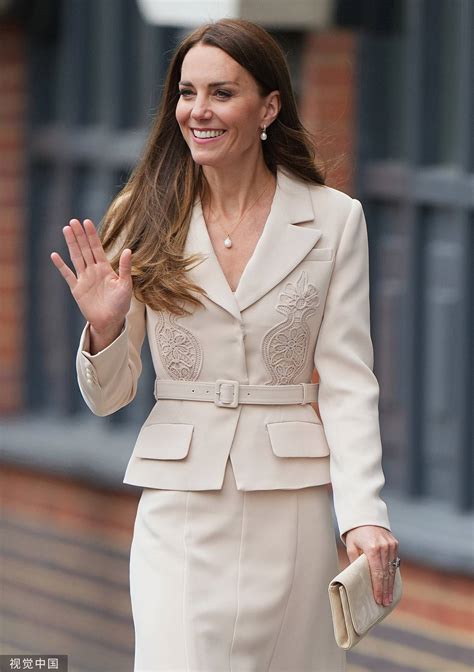 凯特王妃首次同安妮公主外出 米色套装素雅大气-搜狐大视野-搜狐新闻