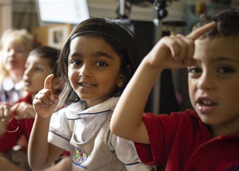 Kids Learning Sign Language 的图像结果